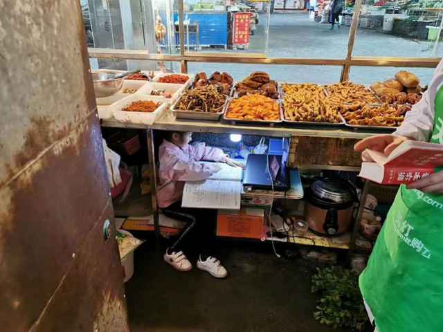 卤味铺案板下上网课的7岁女孩:在市场长大人缘很好,梦想当医生