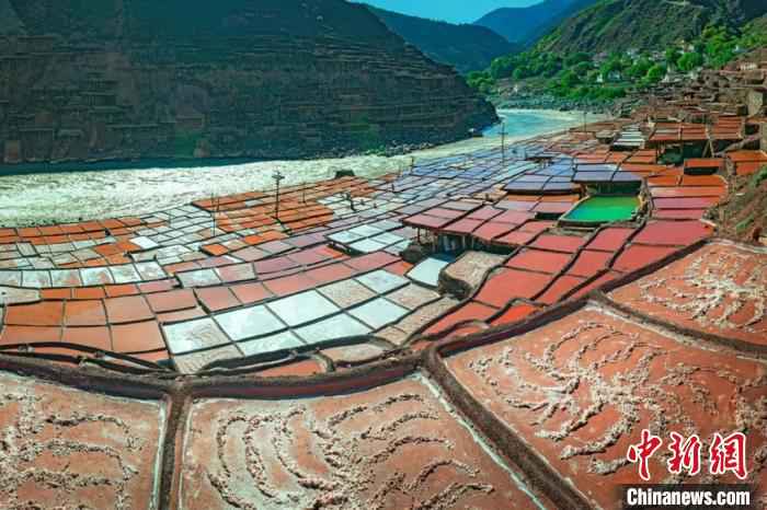 图为千年盐井 资料图 芒康县旅发局供图 西藏所有景点仍暂停接客