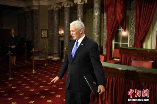 资料图:美国副总统彭斯在等待议员入场间隙稍作放松。中新社记者 陈孟统 摄 美国这场会议2人确诊新冠肺炎 彭斯、蓬佩奥曾出席