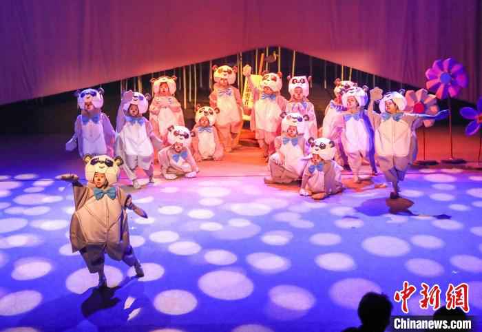 大熊猫主题少儿音乐剧《破壳》剧照。供图 大熊猫主题少儿音乐剧《破壳》在成都首演