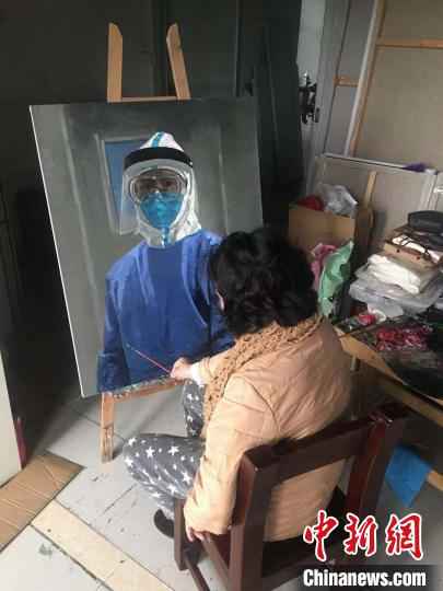 孙洪敏描绘最美“女孩”,受访者供图。 受访者供图 摄 讴歌疫情英雄 知名油画家孙洪敏画了一幅最美女孩