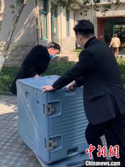 工作人员送外卖。浙宾提供 浙江宾馆复工记:限量版肉包走红 力推“无接触”服务