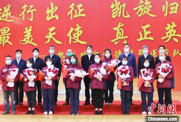 图为合影留念。　林榕生 摄